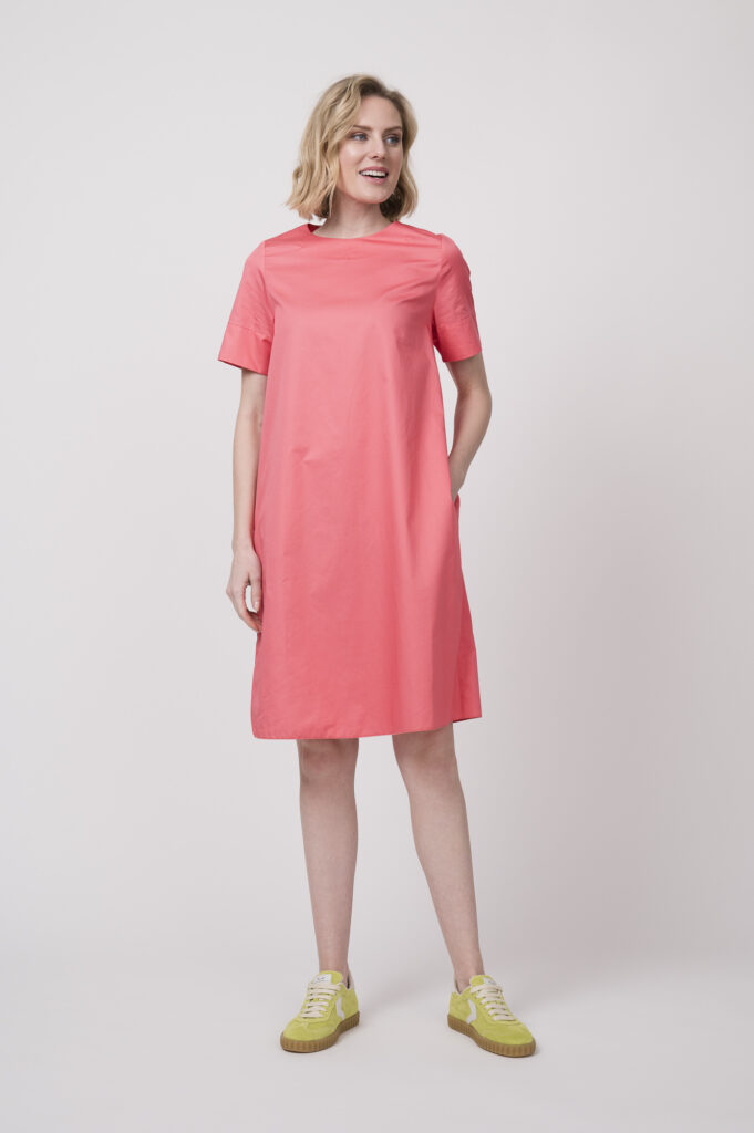 Kleid der Marke Susanne Bommer, Sneaker der Marke Voile Blanche