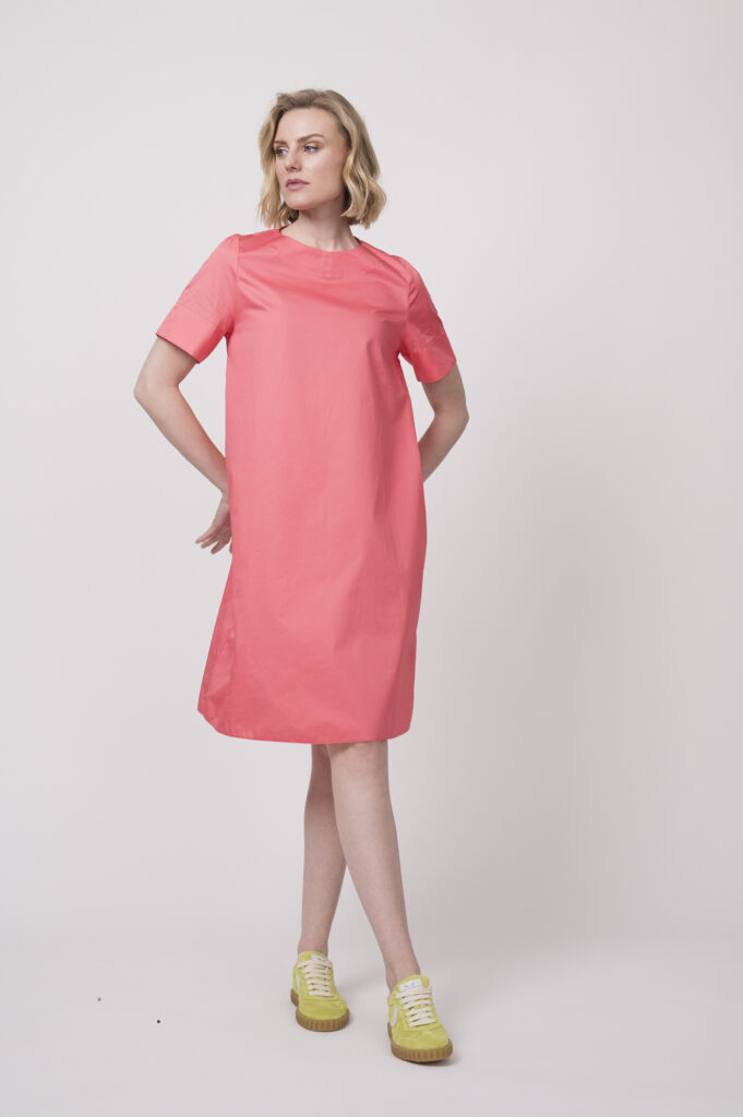 Kleid der Marke Susanne Bommer, Sneaker der Marke Voile Blanche