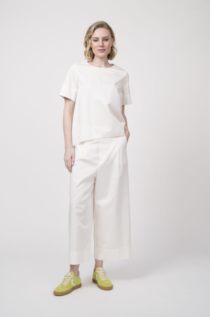 Top der Marke Susanne Bommer, Hose der Marke Susanne Bommer, Sneaker der Marke Voile Blanche