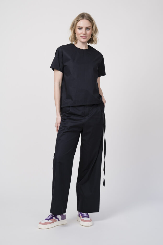 Top der Marke Susanne Bommer, Hose der Marke Susanne Bommer, Sneaker der Marke Voile Blanche