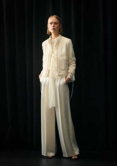 Model zeigt ein creme farbiges Outfit von Luisa Cerano