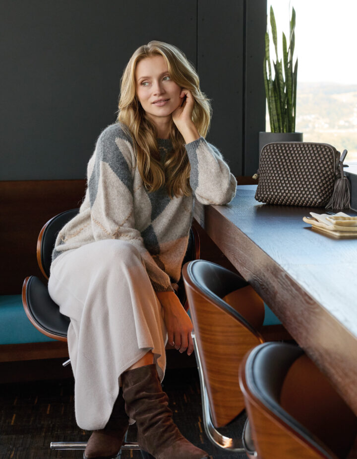 Model trägt einen grau-beige gemusterten Pullover und einen beigen Strickrock der Marke Luisa Cerano