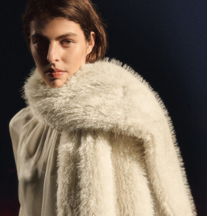 Model zeigt ein creme farbiges Outfit von Luisa Cerano
