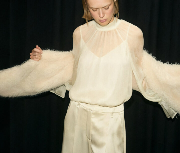 Model zeigt ein creme farbiges Outfit von Luisa Cerano