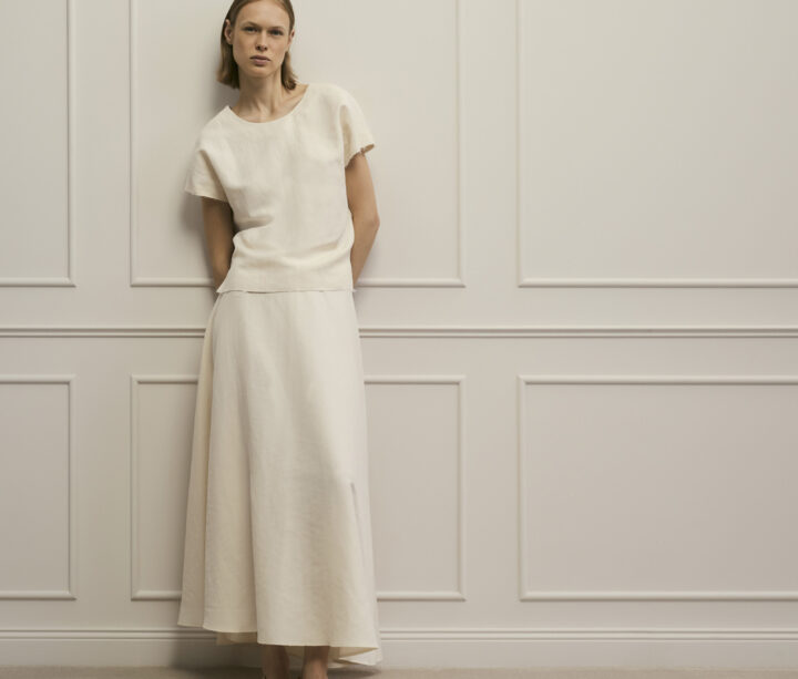 Model trägt Oberteil und Rock in creme der Marke Luisa Cerano.