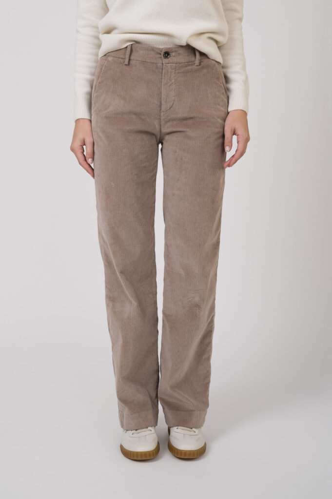 Pullover der Marke MC2 Saint Barth, Hose der Marke Masons, Sneaker der Marke Voile Blanche