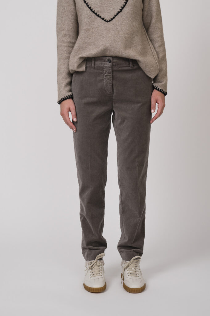 Pullover der Marke Grace, Hose der Marke Mason's, Sneaker der Marke Voile Blanche