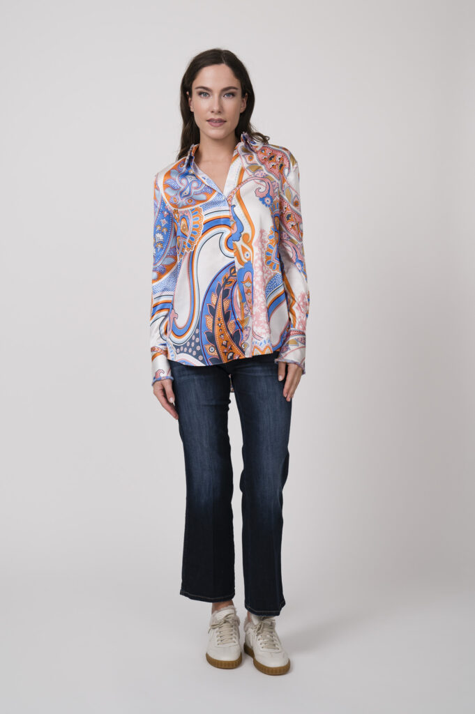 Bluse der Marke Herzensangelegenheit, Jeans der Marke Cambio, Sneaker der Marke Voile Blanche