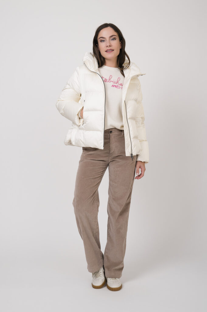 Jacke der Marke Luisa Cerano, Pullover der Marke MC2 Saint Barth, Hose der Marke Mason's, Sneaker der Marke Voile Blanche