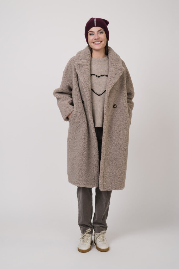 Haube der Marke Hurray Cashmere, Mantel der Marke Betta Corradi, Pullover der Marke Grace, Hose der Marke Mason's, Schuhe der Marke Voile Blanche