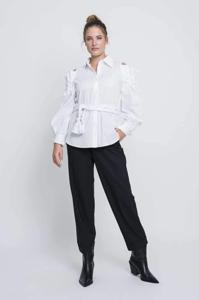 Bluse mit Schulter-Cutouts der Marke Armargentum und Hose der Marke Closed