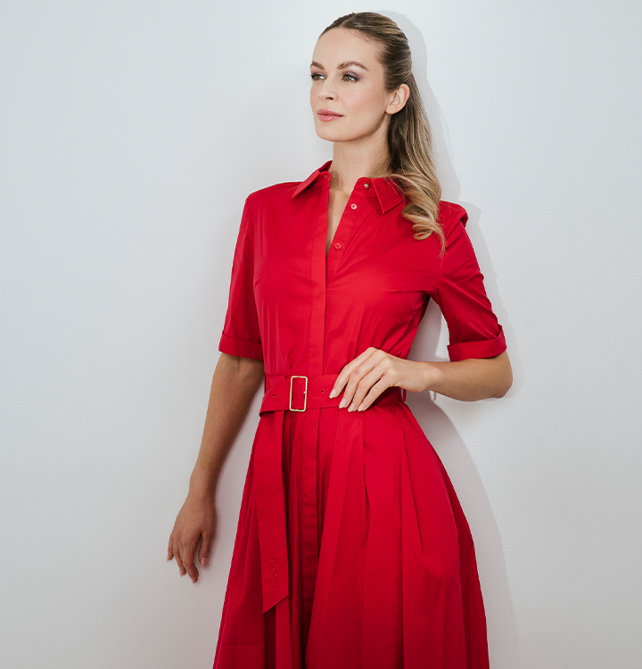 Model trägt ein rotes Kleid der Marke Joop.