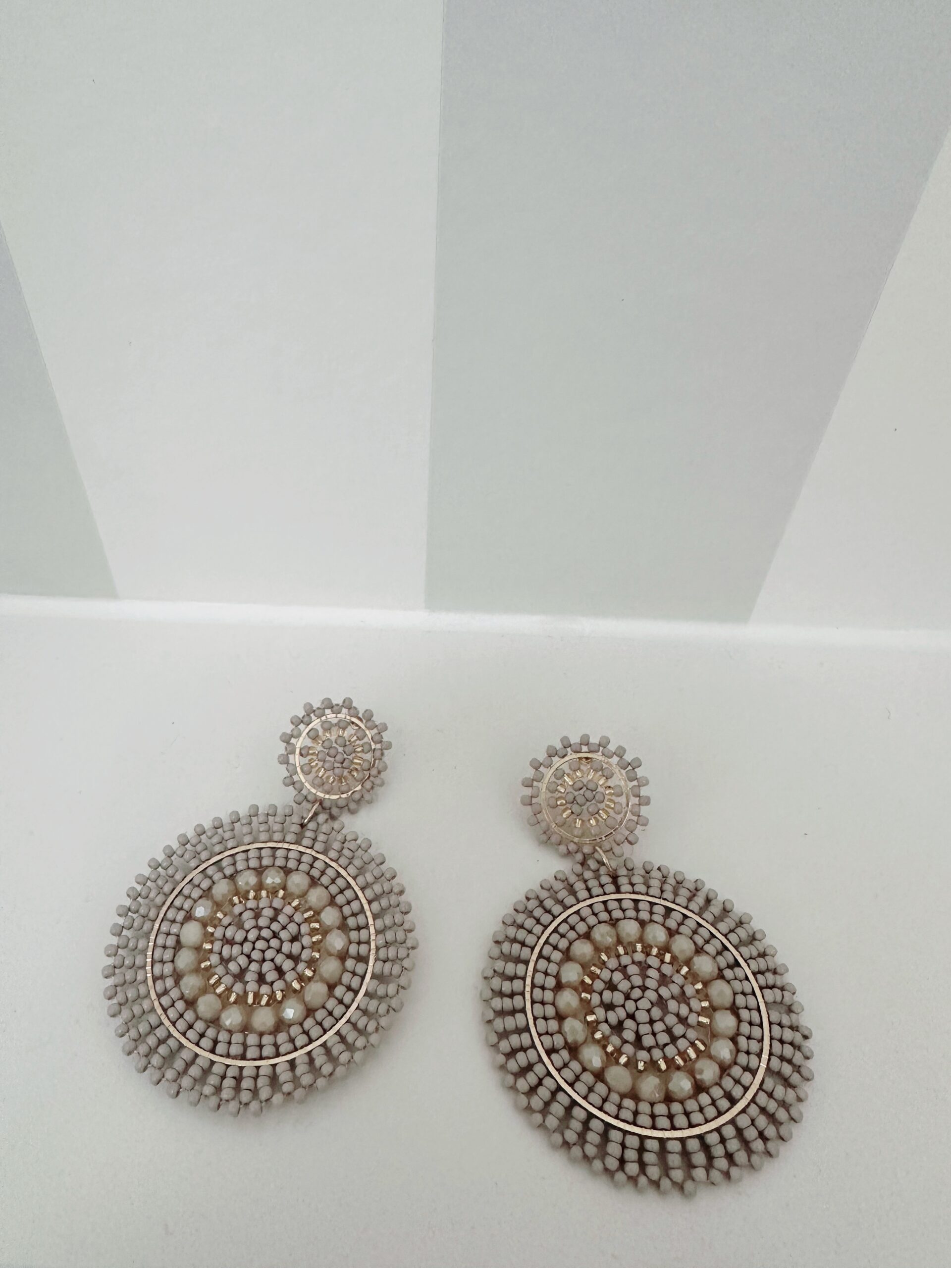 Grauer Ohrring des Schmucklabels Ohrangerie