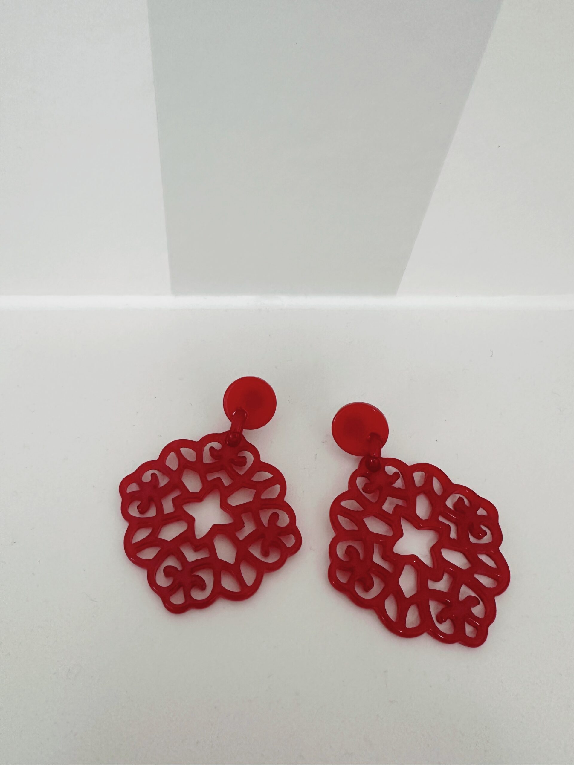 Roter Ohrring des Schmucklabels Ohrangerie