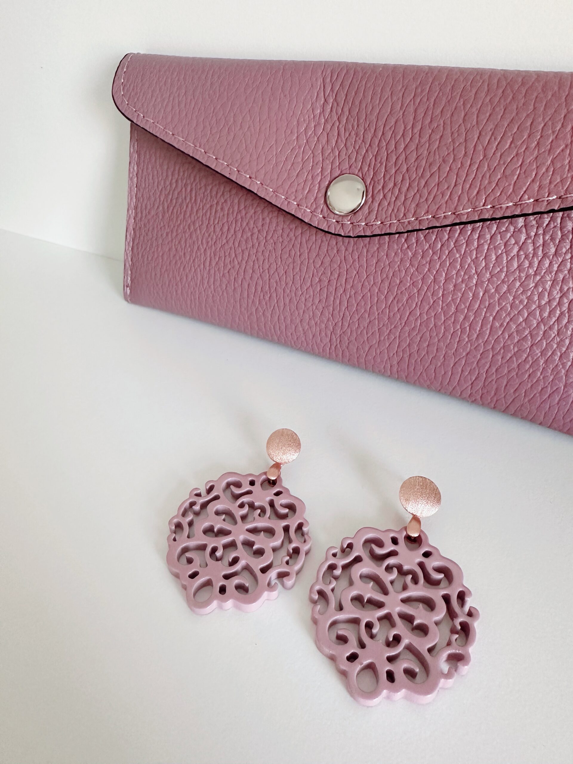 Rosa Ohrring und kleine Tasche des Schmucklabels Ohrangerie