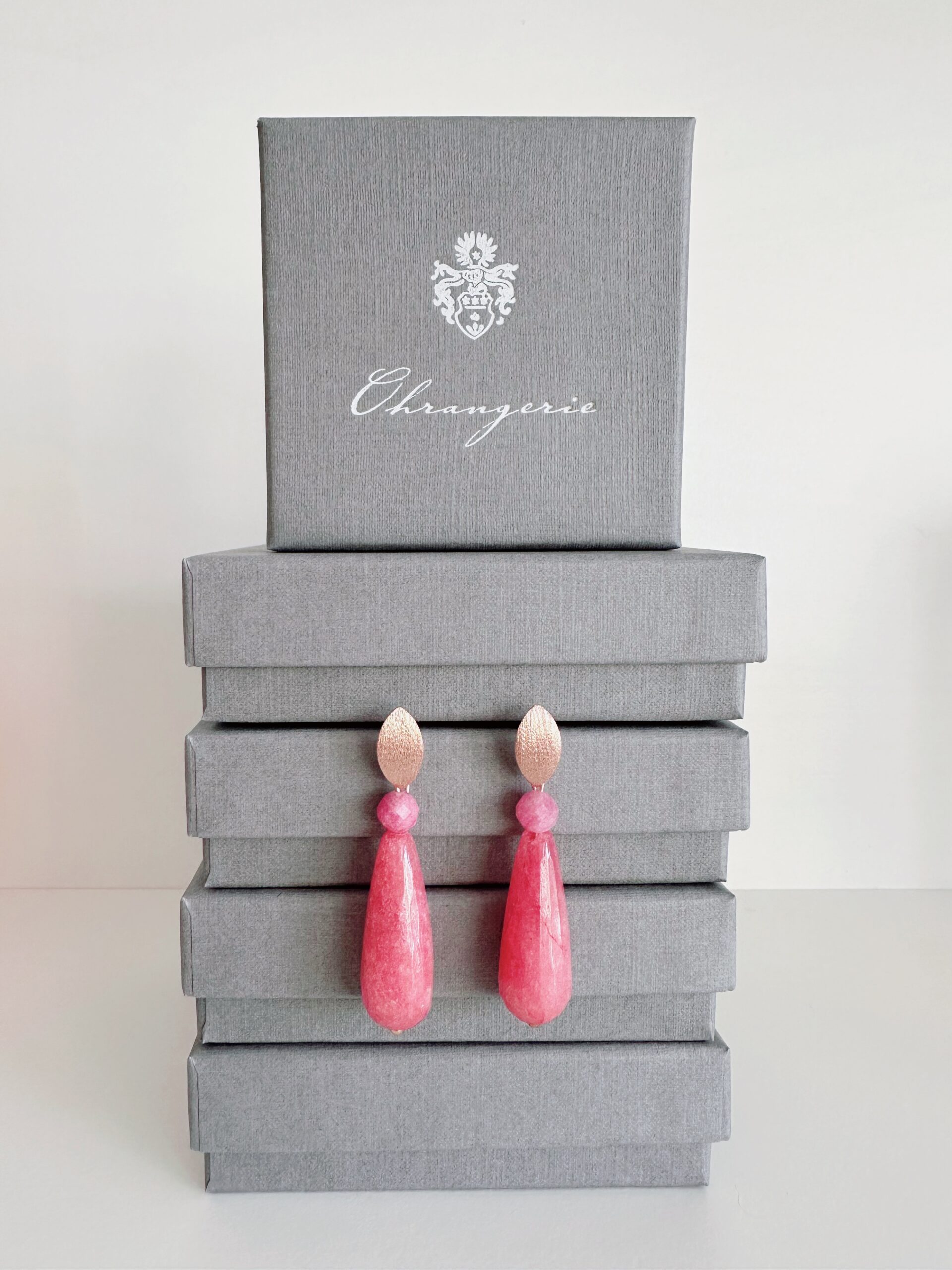 Rosa Ohrring des Schmucklabels Ohrangerie