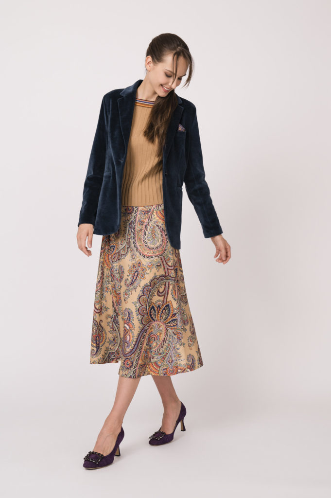 Blazer der Marke Circolo1901, Pullover und Rock der Marke ETRO