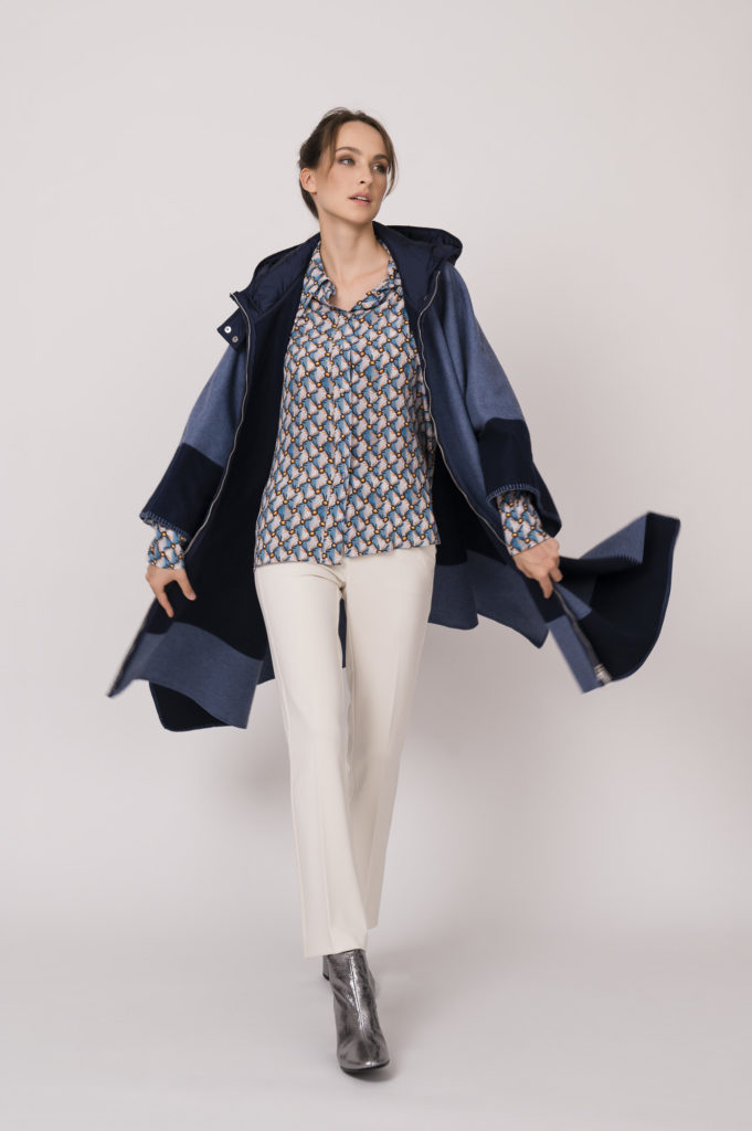 Cape und Bluse der Marke Etro, Hose der Marke Cambio