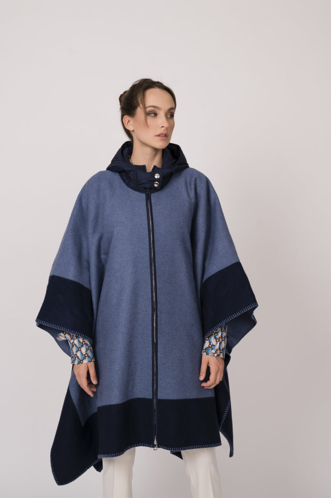 Cape und Bluse der Marke Etro, Hose der Marke Cambio