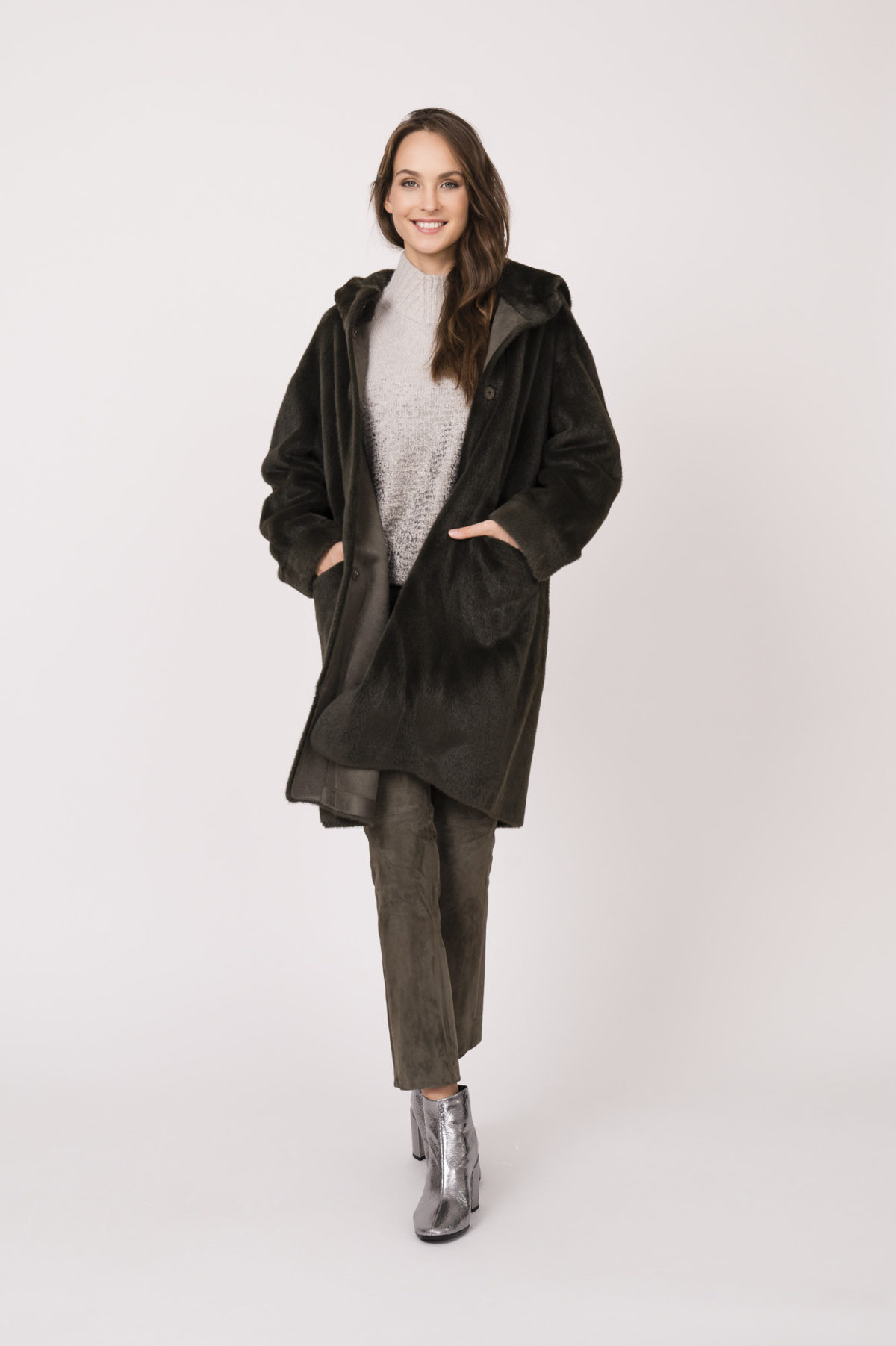 Mantel der Marke Betta Corradi, Pullover, Bluse und Lederhose der Marke Luisa Cerano