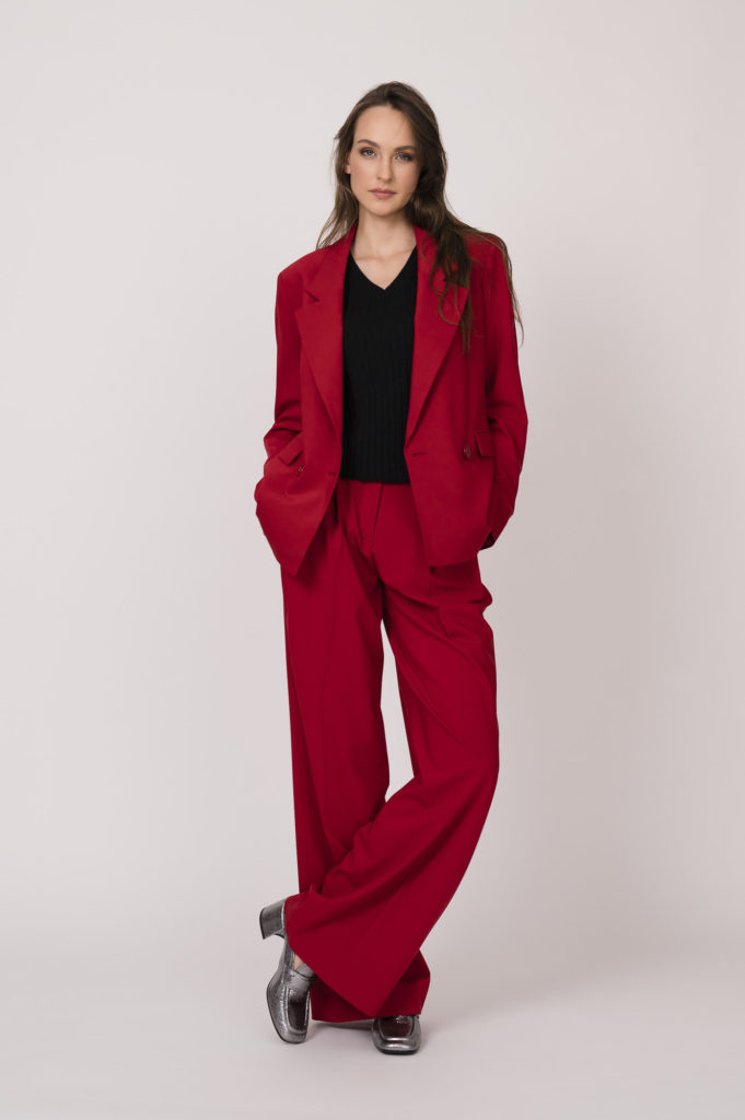 Blazer und Hose der Marke Dorothee Schumacher, Pullover der Marke Majestic Filatures