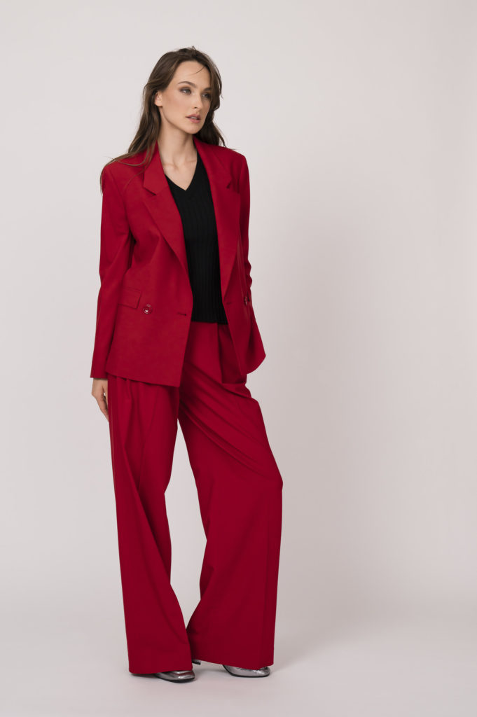 Blazer und Hose der Marke Dorothee Schumacher, Pullover der Marke Majestic Filatures