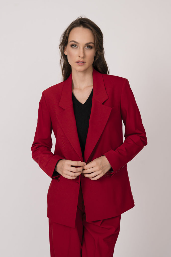 Blazer der Marke Dorothee Schumacher, Pullover der Marke Majestic Filatures
