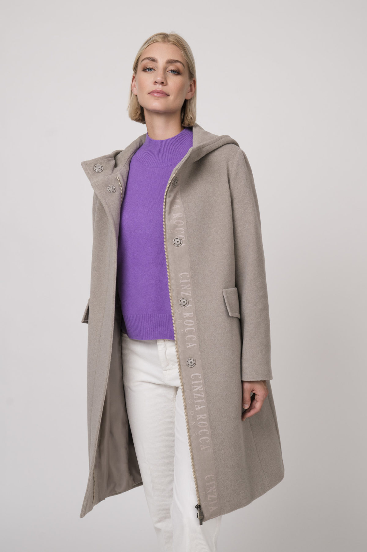 Mantel der Marke Cinzia Rocca, Pullover der Marke Repeat Cashmere, Hose der Marke Closed