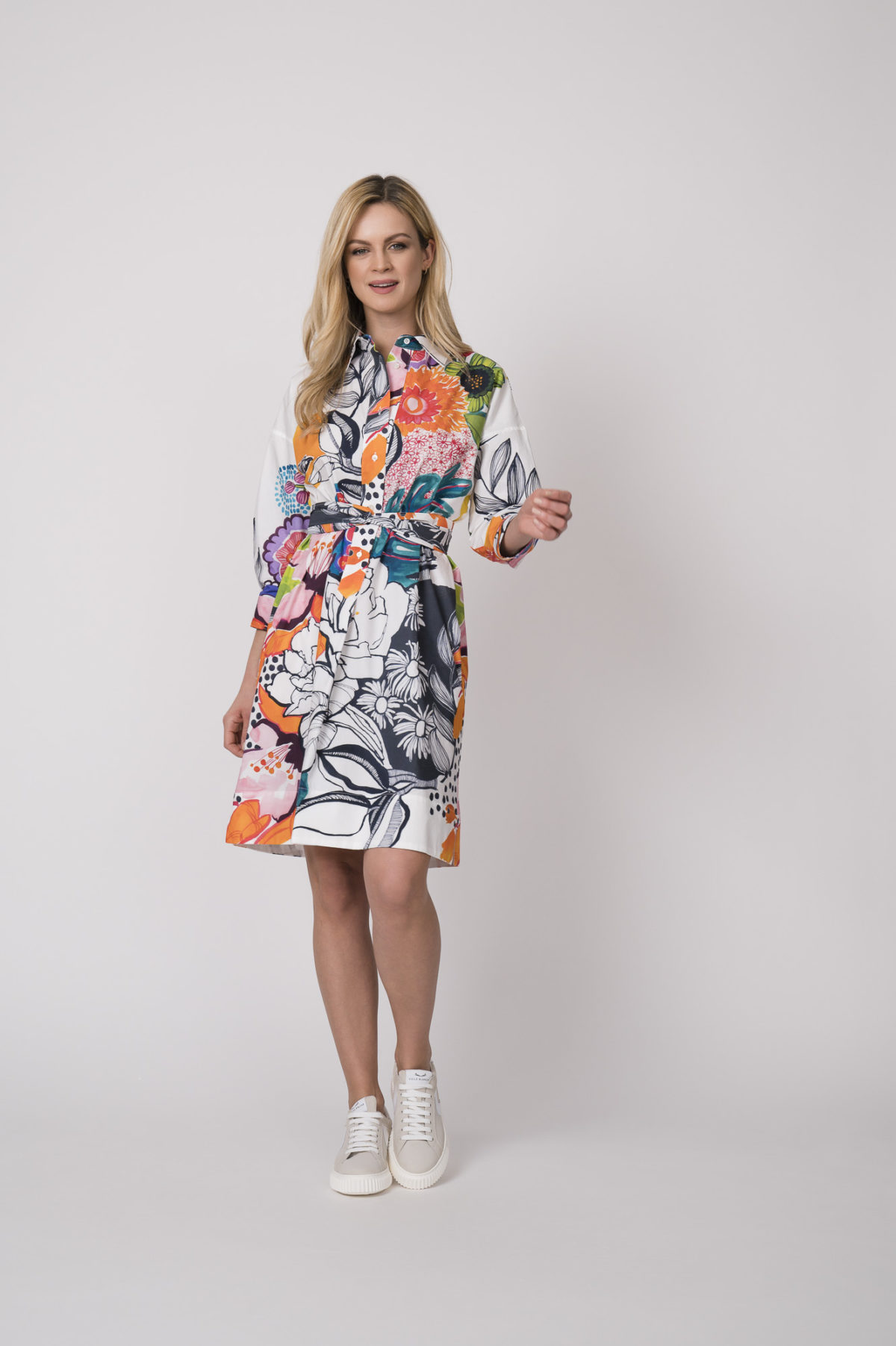 Kleid der Marke Sara Roka, Sneaker der Marke Voile Blanche